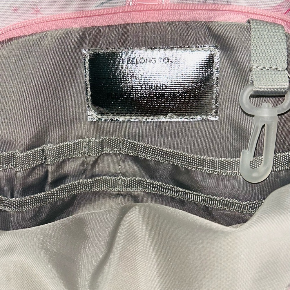 No wear. Used in perfect condition. Lunchbox has very minor stain along border.
